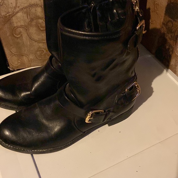 Black bootie with gold accent - Picture 2 of 6